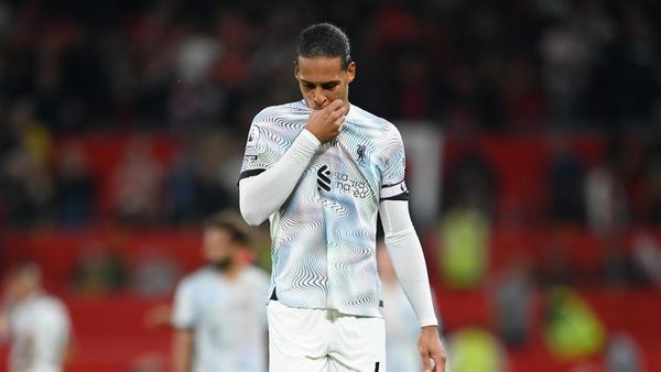 Liverpool Takluk dari MU, Van Dijk Kebanjiran Meme