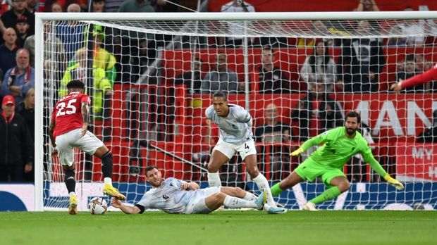 MANCHESTER, ENGLAND - AUGUST 22: Virgil van Dijk of Liverpool during the Premier League match between Manchester United and Liverpool FC at Old Trafford on August 22, 2022 in Manchester, United Kingdom. (Photo by Simon Stacpoole/Offside/Offside via Getty Images)