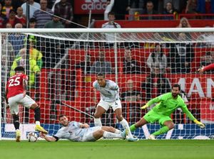 Van Dijk Kehilangan Agresivitas di Old Trafford Van Dijk Kehilangan Agresivitas di Old Trafford