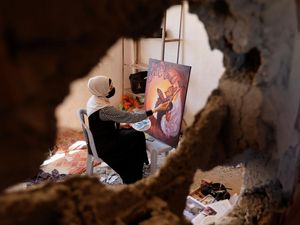 Aksi Seniman Palestina Melukis di Rumah yang Rusak Akibat Perang