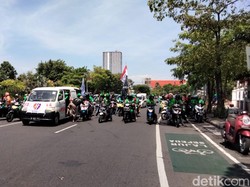 Ambulans Kawal Aksi Demo Driver Ojol Surabaya