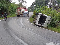 Ambulans Terguling di Poros Enrekang-Toraja, Sopir Dilarikan ke RS