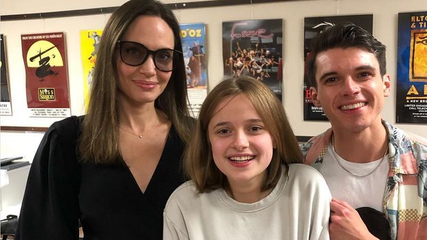 Angelina Jolie dan Vivienne foto bersama para pemain teater musikal 'Dear Evan Hansen'.