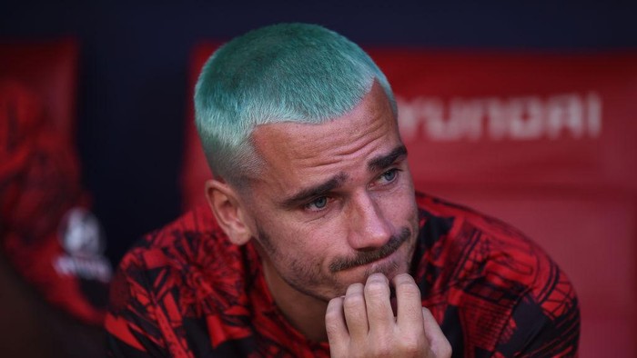 MADRID, SPAIN - AUGUST 21: Antoine Griezmann of Atletico de Madrid looks on from the players bench ahead of the LaLiga Santander match between Atletico de Madrid and Villarreal CF at Civitas Metropolitano Stadium on August 21, 2022 in Madrid, Spain. (Photo by Denis Doyle/Getty Images)