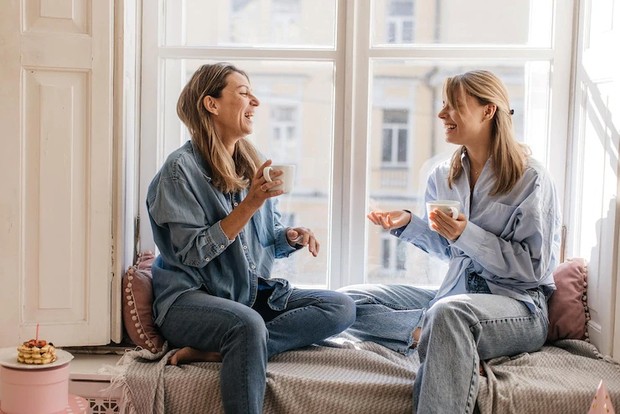 Bangun komunikasi yang jujur/Foto:Freepik.com/Lookstudio Komunikasi yang terbuka serta jujur menjadi hal yang paling krusial dalam membangun hubungan menantu dan mertua yang erat.