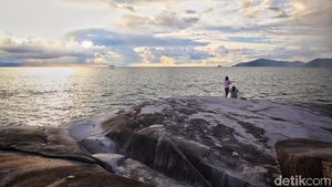Pantai Batu Lepe, Ikon Wisata Baru di Perbatasan Indonesia