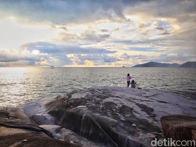 Pantai Batu Lepe, Ikon Wisata Baru di Perbatasan Indonesia