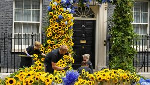 Kantor PM Inggris Berhias Bunga Warna Kuning-Biru, Ada Apa?