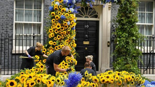 Kantor PM Inggris Berhias Bunga Warna Kuning-Biru, Ada Apa?