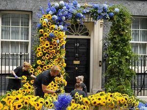Kantor PM Inggris Berhias Bunga Warna Kuning-Biru, Ada Apa?
