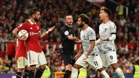 Mo Salah dan Roberto Firmino tampak panas dengan tindakan Bruno Fernandes yang terindikasi mengulur waktu. Foto: Liverpool FC via Getty Images/Andrew Powell