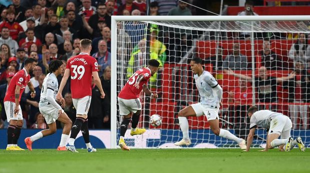 MANCHESTER, ENGLAND - AUGUST 22: Jadon Sancho of Manchester United scores their side's first goal during the Premier League match between Manchester United and Liverpool FC at Old Trafford on August 22, 2022 in Manchester, England. (Photo by Michael Regan/Getty Images)