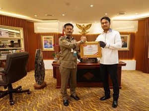 Bupati Sinjai Raih Penghargaan Kementan Berkat Asuransi Usaha Ternak Gratis Bupati Sinjai Raih Penghargaan Kementan Berkat Asuransi Usaha Ternak Gratis