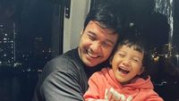 8 Gaya Hot Daddy ala Chicco Jerikho saat Momong Anak yang Sudah Makin Besar