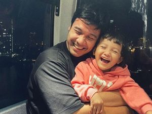 8 Gaya Hot Daddy ala Chicco Jerikho saat Momong Anak yang Sudah Makin Besar 8 Gaya Hot Daddy ala Chicco Jerikho saat Momong Anak yang Sudah Makin Besar