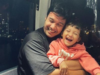 8 Gaya Hot Daddy ala Chicco Jerikho saat Momong Anak yang Sudah Makin Besar