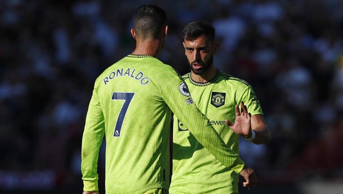 Manchester Uniteds Portuguese striker Cristiano Ronaldo speaks with Manchester Uniteds Portuguese midfielder Bruno Fernandes (R) during the English Premier League football match between Brentford and Manchester United at Brentford Community Stadium in London on August 13, 2022. - - RESTRICTED TO EDITORIAL USE. No use with unauthorized audio, video, data, fixture lists, club/league logos or live services. Online in-match use limited to 120 images. An additional 40 images may be used in extra time. No video emulation. Social media in-match use limited to 120 images. An additional 40 images may be used in extra time. No use in betting publications, games or single club/league/player publications. (Photo by Ian Kington / AFP) / RESTRICTED TO EDITORIAL USE. No use with unauthorized audio, video, data, fixture lists, club/league logos or live services. Online in-match use limited to 120 images. An additional 40 images may be used in extra time. No video emulation. Social media in-match use limited to 120 images. An additional 40 images may be used in extra time. No use in betting publications, games or single club/league/player publications. / RESTRICTED TO EDITORIAL USE. No use with unauthorized audio, video, data, fixture lists, club/league logos or live services. Online in-match use limited to 120 images. An additional 40 images may be used in extra time. No video emulation. Social media in-match use limited to 120 images. An additional 40 images may be used in extra time. No use in betting publications, games or single club/league/player publications. (Photo by IAN KINGTON/AFP via Getty Images)