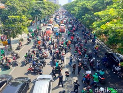 Massa Ojol Bergerak ke Polda Jatim Usai Blokir Frontage Ahmad Yani Surabaya