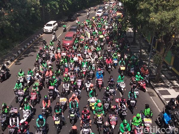 Saat Ribuan Driver Ojol Bergerak ke Gedung Grahadi