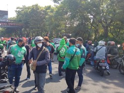 Waspada Macet! 9 Lokasi Ini Jadi Titik Kumpul Driver Ojol di Surabaya