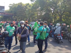 Driver Ojol Surabaya Ramai-ramai Sweeping Rekannya yang Tak Ikut Demo Driver Ojol Surabaya Ramai-ramai Sweeping Rekannya yang Tak Ikut Demo