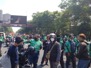 Keresahan Ojol Surabaya Khawatir Ratingnya Turun Usai Disweeping Pendemo Keresahan Ojol Surabaya Khawatir Ratingnya Turun Usai Disweeping Pendemo