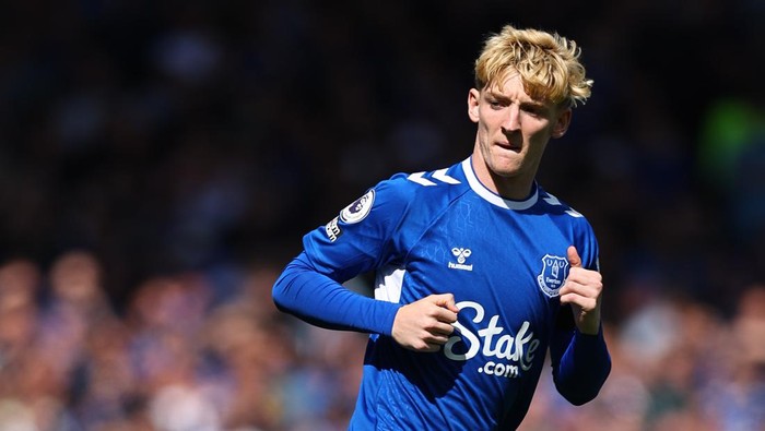 LIVERPOOL, ENGLAND - AUGUST 20:  Anthony Gordon of Everton during the Premier League match between Everton FC and Nottingham Forest at Goodison Park on August 20, 2022 in Liverpool, United Kingdom. (Photo by Robbie Jay Barratt - AMA/Getty Images)
