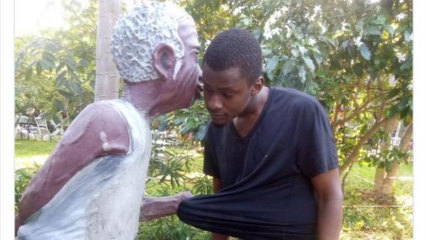 Foto Aksi Manusia dan Patung, Keren Tapi Bikin Ngakak