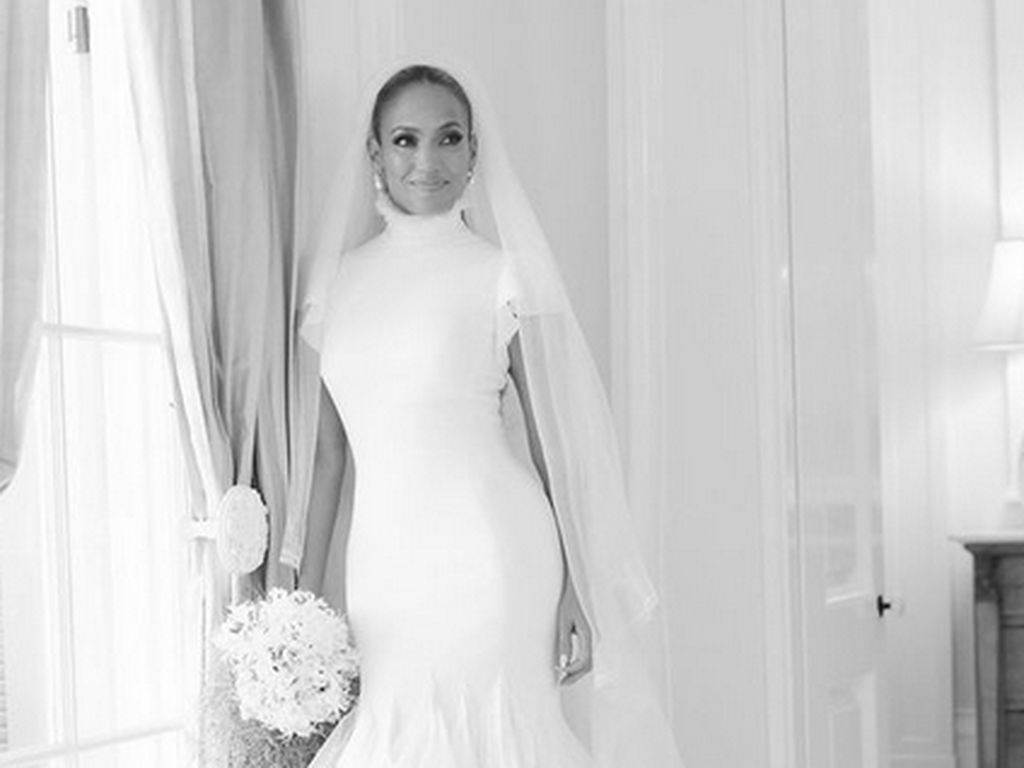 Jennifer Lopez Pakai Anting Rp 31 M di Pernikahan Kedua dengan Ben Affleck