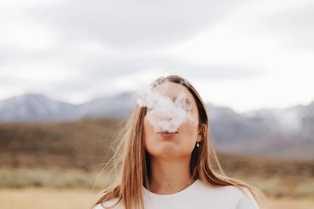 (Hindari rokok dan polusi udara! Bisa jadi faktor pemicu kerusakan otak hingga Alzheimer/Foto: pexels.com/Megan Forbes) Hindari rokok dan polusi udara! Bisa jadi faktor pemicu kerusakan otak hingga Alzheimer/Foto: pexels.com/Megan Forbes