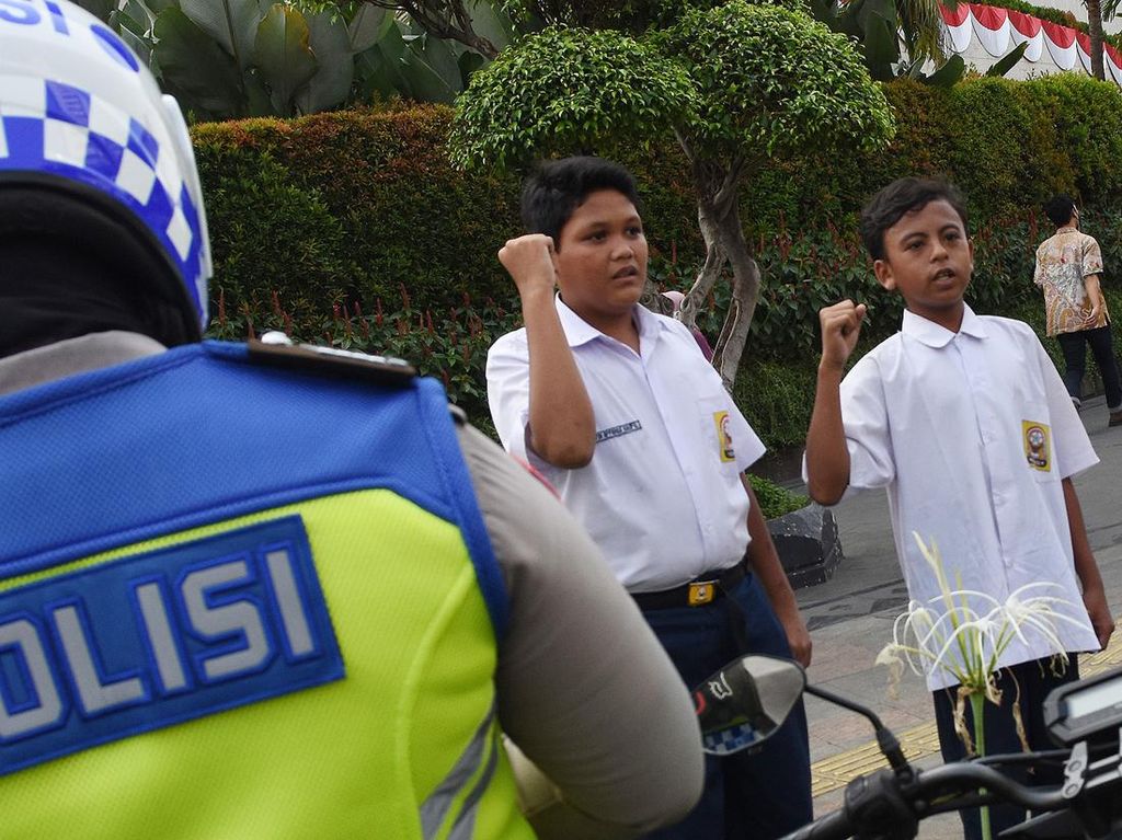 Tak Bawa SIM-STNK-Helm, Pelajar Ini Ditilang Nyanyi Indonesia Raya
