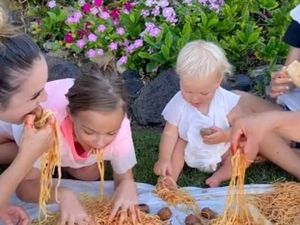 Influencer Ini Dikritik Usai Sajikan Spaghetti Untuk Anak di Rumput