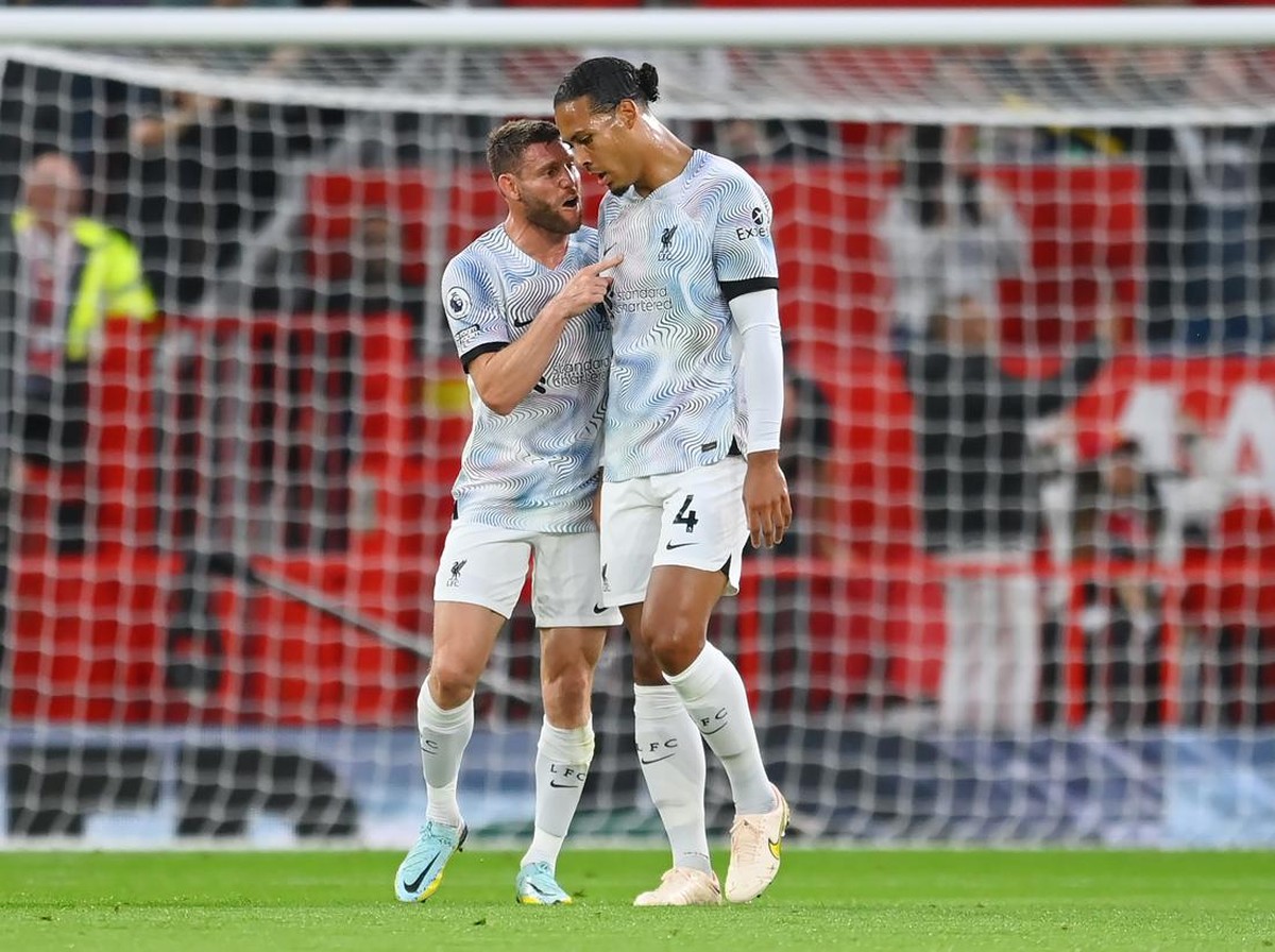 Momen Milner dan Van Dijk cekcok di lapangan. (Foto: Michael Regan/Getty Images)
