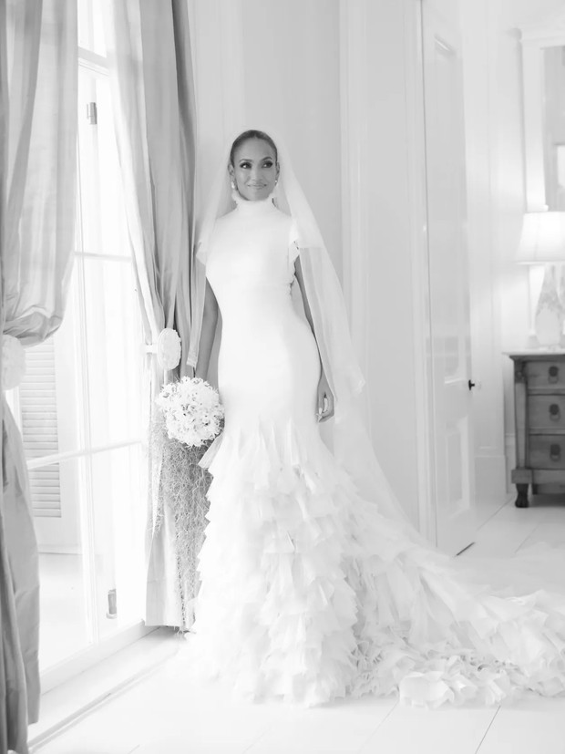 Jennifer Lopez/Foto : vogue.com/John Russo Jennifer Lopez mengenakan gaun pengantin rancangan Ralph Lauren