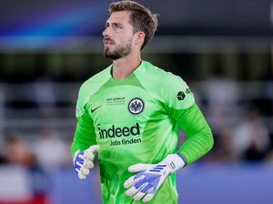 Kevin Trapp Tanggapi Rumor Ketertarikan MU
