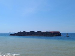 Warga Keluhkan Bau Batu Bara dari Kapal Kandas di Celukan Bawang