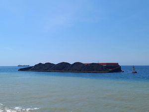 Warga Keluhkan Bau Batu Bara dari Kapal Kandas di Celukan Bawang Warga Keluhkan Bau Batu Bara dari Kapal Kandas di Celukan Bawang