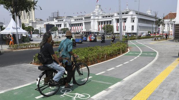Kota Tua Jakarta Bersolek Pesepeda melintasi jalur sepeda yang selesai dibangun di Jalan Lada, kawasan Kota Tua, Jakarta, Rabu (24/8/2022). Berdasarkan informasi Provinsi DKI Jakarta per 7 Agustus 2022, revitalisasi Kota Tua Jakarta telah mencapai 97 persen dan saat ini sedang dalam penyelesaian akhir. ANTARA FOTO/Aditya Pradana Putra/rwa.