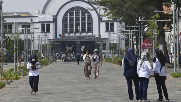 Wisatawan berjalan di trotoar yang selesai dibangun di Jalan Lada, kawasan Kota Tua, Jakarta, Rabu (24/8/2022). Berdasarkan informasi Provinsi DKI Jakarta per 7 Agustus 2022, revitalisasi Kota Tua Jakarta telah mencapai 97 persen dan saat ini sedang dalam penyelesaian akhir. ANTARA FOTO/Aditya Pradana Putra/rwa.