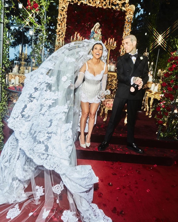 Kourtney Kardashian dan Travis Baker/Foto : instagram.com/kourtneykardash Kourtney mengenakan gaun pengantin berupa mini dress dan veil super panjang