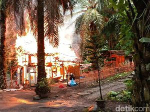 Momen Polisi Bongkar-Hancurkan Lapak Judi dan Narkoba Sambo Sumut