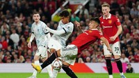 Sapuan, intersep, blok, marking berhasil dilakukan Lisandro dengan baik di laga ini. Foto: PA Images via Getty Images/David Davies - PA Images