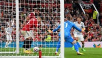 Salah satu kontribusi penting Lisandro Martinez buat MU dalam kemenangan atas Liverpool adalah blok yang ia lakukan tepat di garis gawang. Foto: Getty Images/Michael Regan