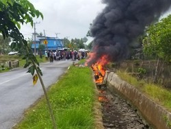 Mobil Terbakar di Dekat SPBU Sinjai, Pengemudi Dilarikan ke RS
