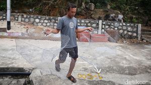 Menjaring Cuan dari Kerajinan Bubu Ikan