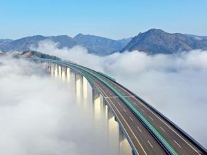 7 Foto Lanskap Ini Hadirkan Sisi Lain China, Bak Negeri di Atas Awan