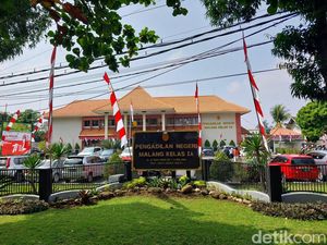 Sidang Bos SMA SPI Kota Batu Kembali Digelar Usai Tertunda 2 Pekan Sidang Bos SMA SPI Kota Batu Kembali Digelar Usai Tertunda 2 Pekan
