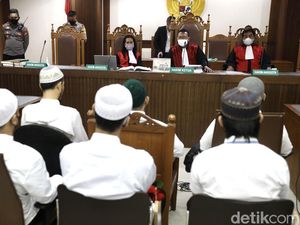 6 Pengeroyok Ade Armando Divonis 8 Bulan Penjara! 6 Pengeroyok Ade Armando Divonis 8 Bulan Penjara!