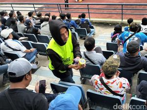 Kisah Penjual Minuman di Stadion, Rela Tak Saksikan Persib Bertanding
