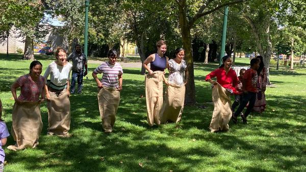 Lihat Serunya Bule-bule di Amrik Ikut Lomba Balap Karung-Makan Kerupuk